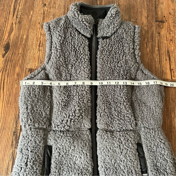 Mountain Hardwear Reversible Vest Quilted Black/Grey Sherpa Size XS - Picture 16 of 16